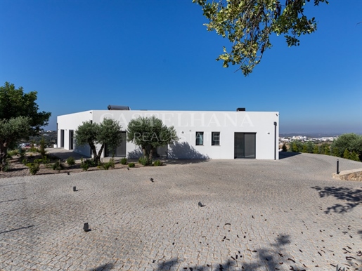 Villa independiente de 4 dormitorios con piscina en Loulé, Algarve