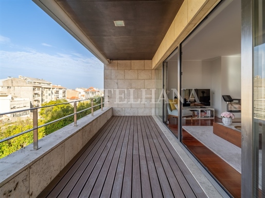 Apartamento T4 duplex com terraço e vista mar em condomínio fechado na Foz do Douro