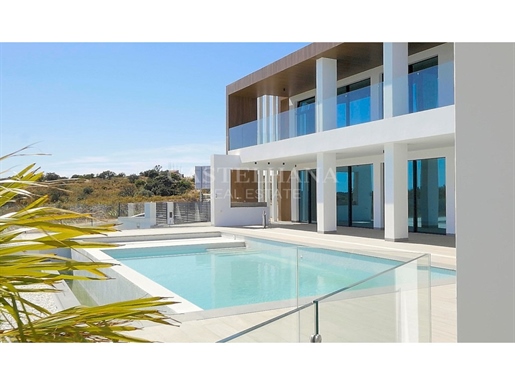 Villa de 5 dormitorios con vistas al mar en Monte Rei Golf Resort, Algarve