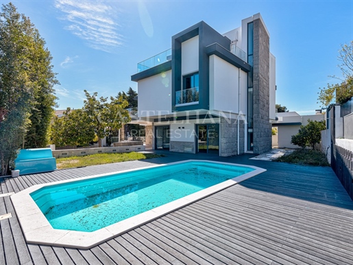 Contemporary 5 bedroom villa with pool, overlooking the Tagus River, in Restelo.