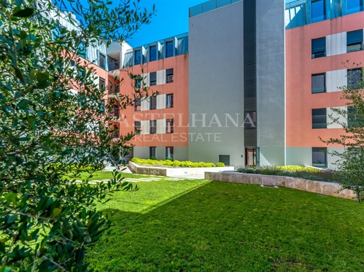 2 bedroom apartment with parking and storage in Alcântara