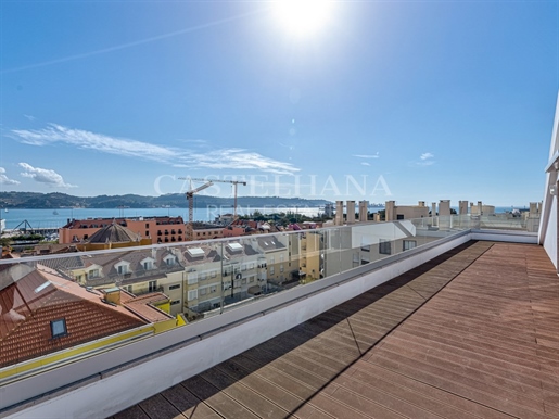 Penthouset4 duplex com amplo terraço com vista Rio em Restelo