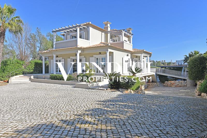 Lovely 4+2 Bed Villa For Sale in Fonte Algarve