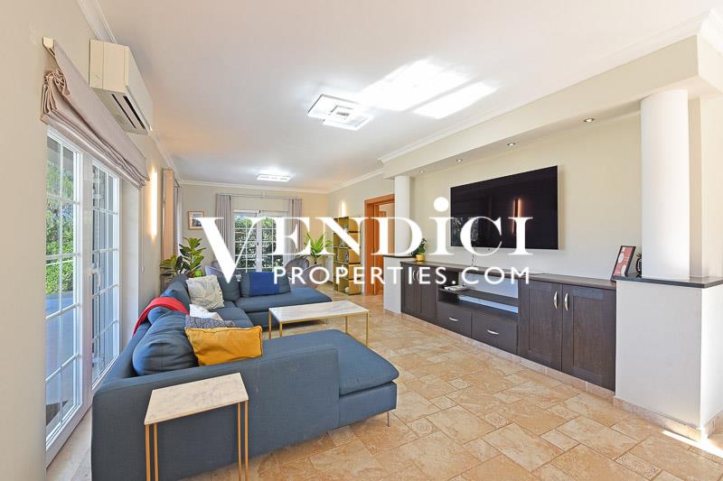 Lovely 4+2 Bed Villa For Sale in Fonte Algarve