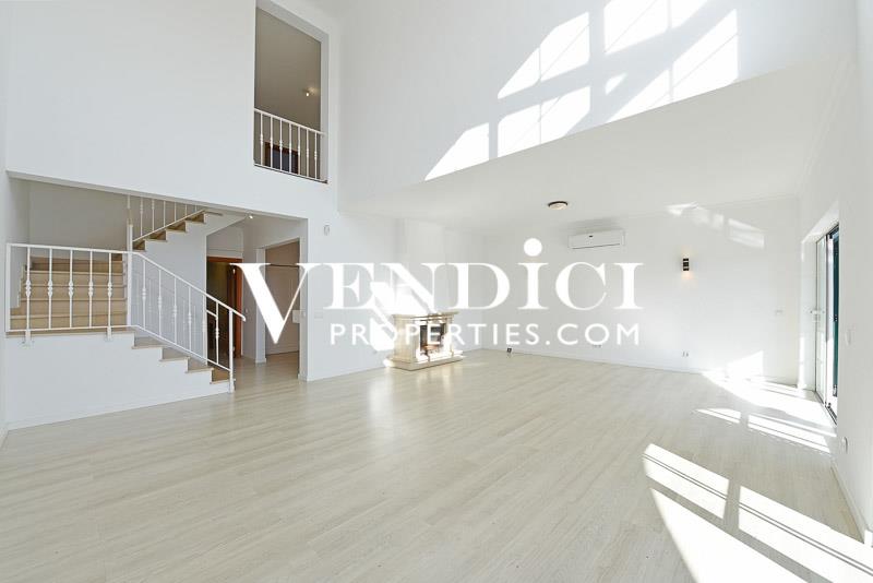 Spacious 5 Bed Townhouse