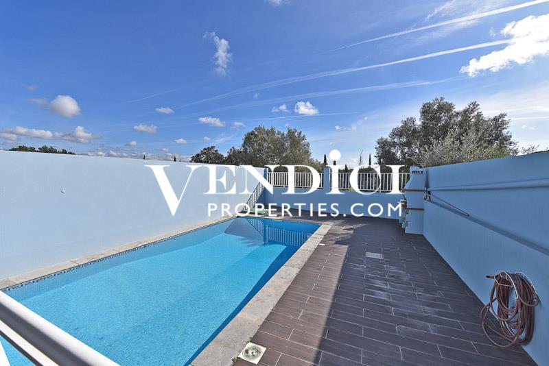 Spacious 5 Bed Townhouse