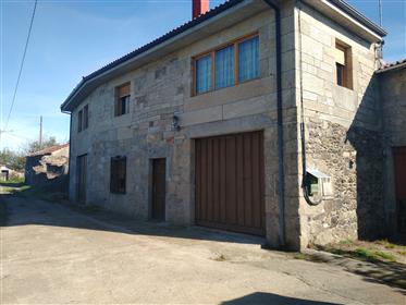 Réduite - Deux maisons et un terrain en Galice