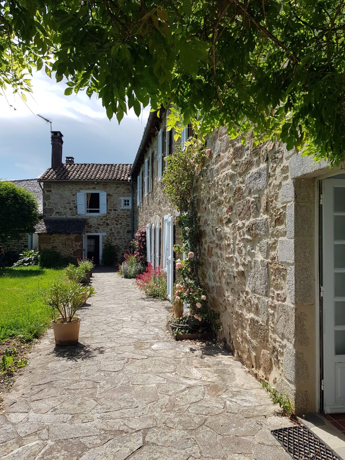 Casă fermecătoare în sudul Cantalului, lângă valea Lotului, 