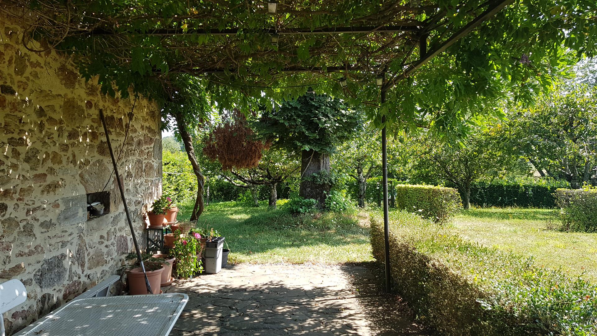Casă fermecătoare în sudul Cantalului, lângă valea Lotului, 