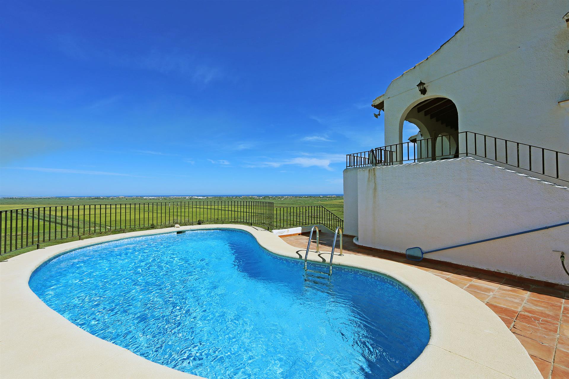Villa de 5 dormitorios con piscina y vista al mar en Monte Pego