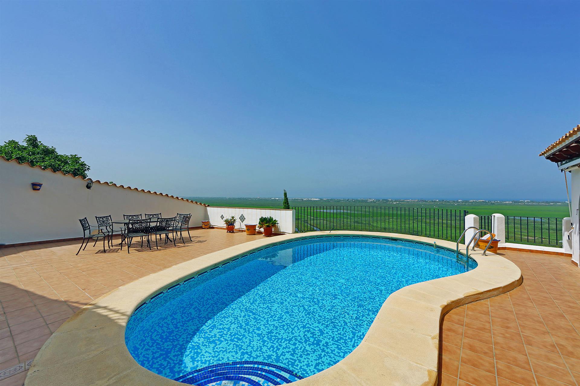 Villa con 3 pisos, piscina y vistas al mar en Monte Pego