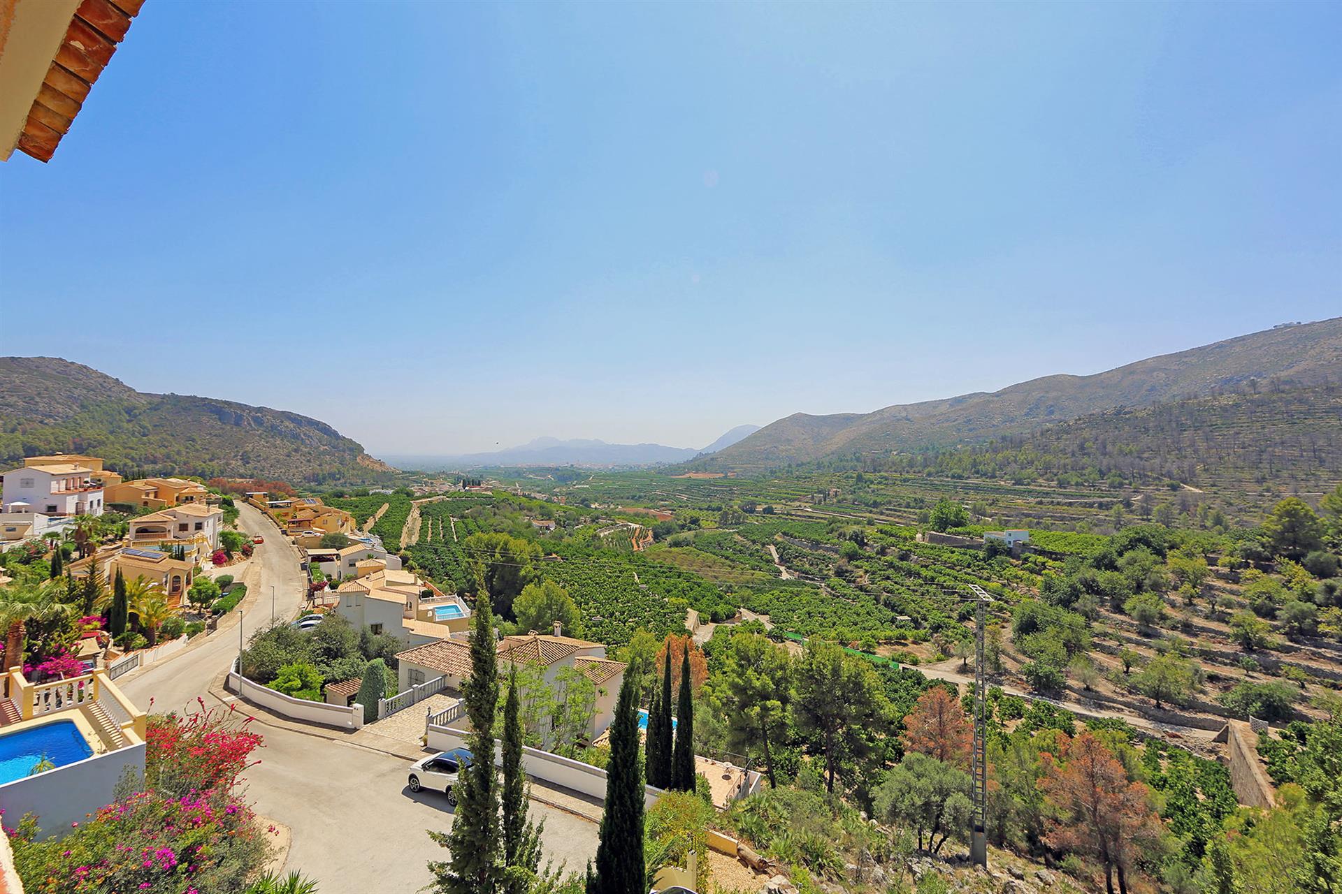 Villa de 3 dormitorios con vistas panorámicas en Adsubia