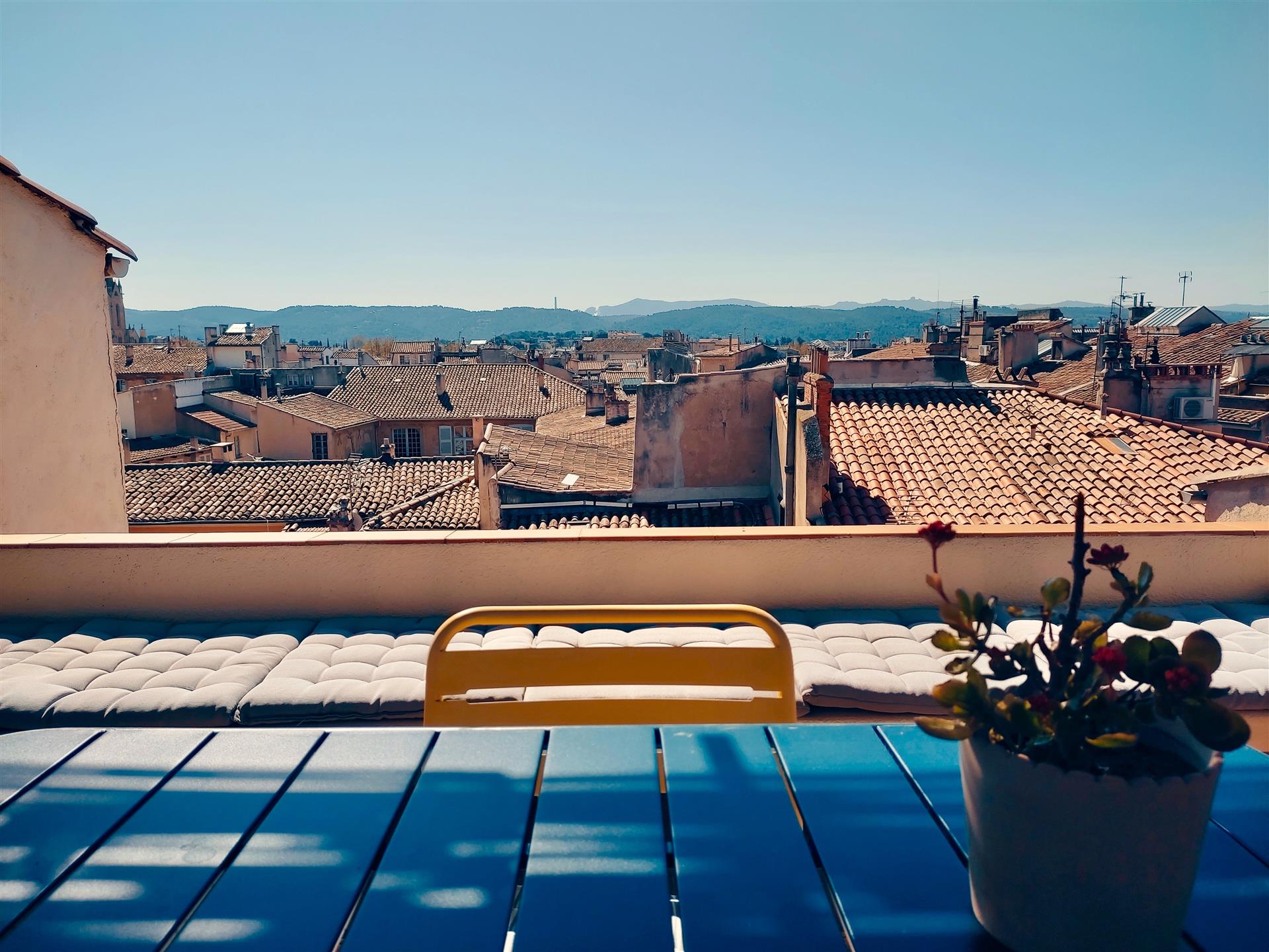 Stunning Aixois Triplex apartment with character, Panoramic view, quiet location, historic city cent