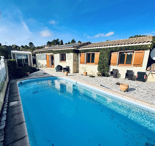 Single storey villa with garden, summer house and swimming pool in the Minervois