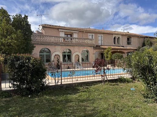 Casa única con jardín y piscina en el concurrido pueblo de Canal du Midi