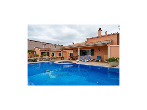 Estupendo Chalet con piscina y jacuzzi en Es Castell