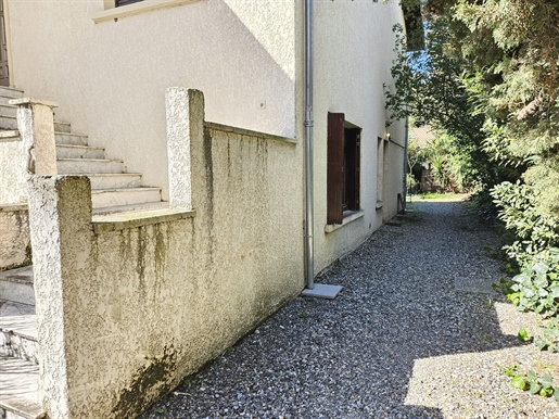Studio and small terrace in a quiet area, to renovate, rue de Cugnaux