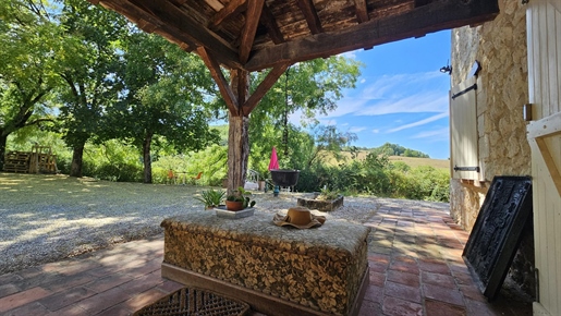 Maison en pierre, piscine et carrière pour chevaux