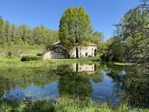 Hübsche Mühle mit Teich und Land