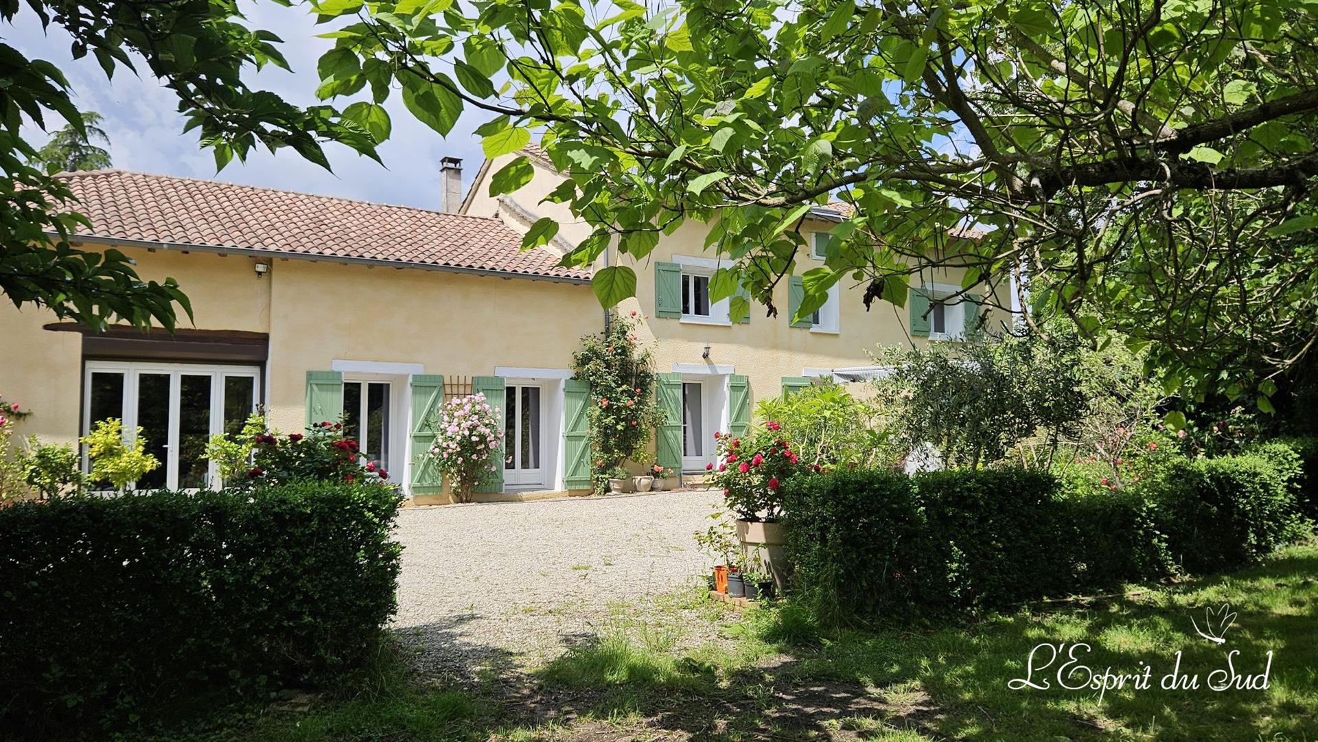 Beautiful family home in a park, gîte and swimming pool