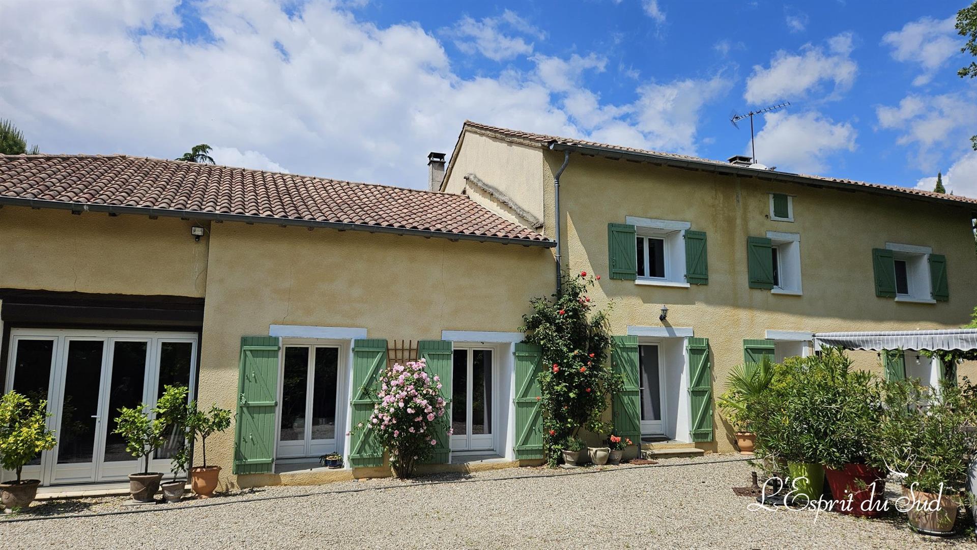 Beautiful family home in a park, gîte and swimming pool