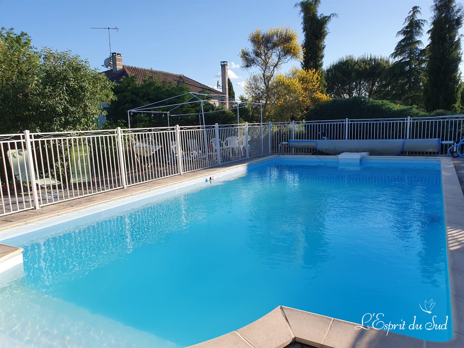 Beautiful family home in a park, gîte and swimming pool