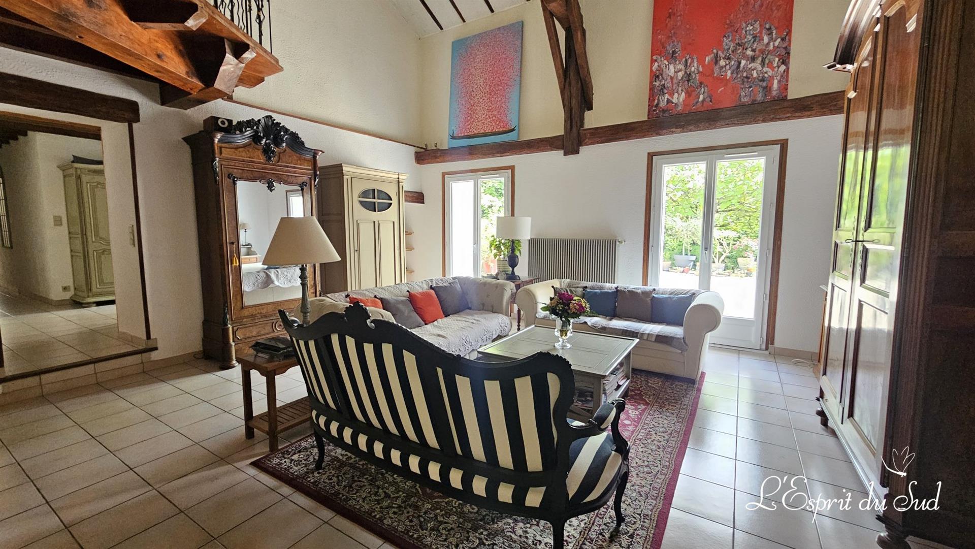 Beautiful family home in a park, gîte and swimming pool