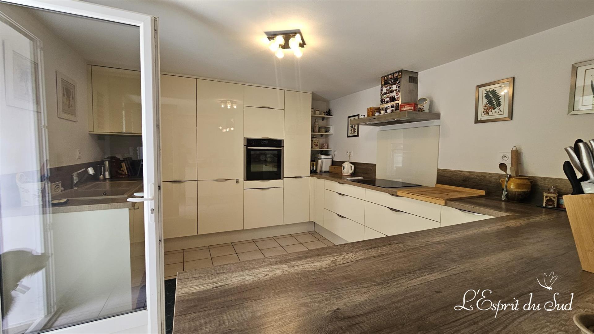 Beautiful family home in a park, gîte and swimming pool