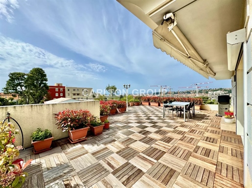 Penthouse apartment with 80 m2 sea-view terrace