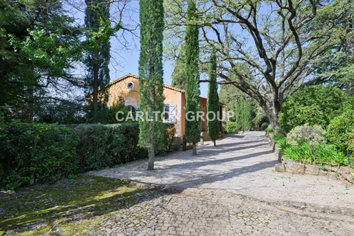 Cannes hinterland - Charming property with magnificent sea view in an exceptional listed garden