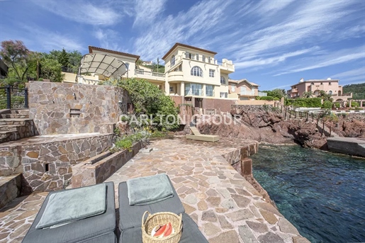 Unique water’s edge property with direct access to the sea