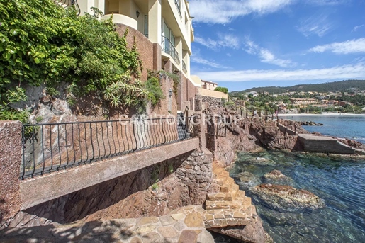 Unique water’s edge property with direct access to the sea