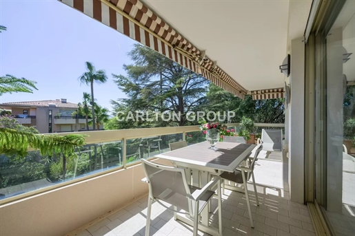 Cannes-Bel appartement proche commerces, avec vue jardin et apercu mer.