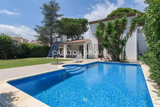 Luxury villa with swimming pool and sea view in a prestigious estate