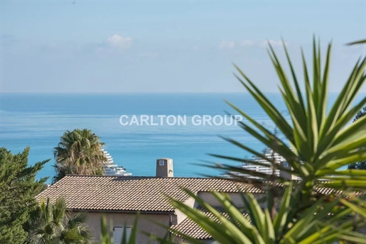 Luxury villa with swimming pool and sea view in a prestigious estate