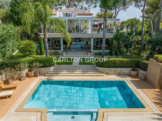 Magnificent villa with swimming pool and lush gardens close to beaches