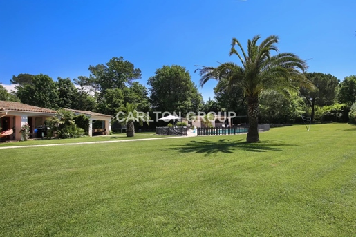 Valbonne - Joined sole agent listing - Charming villa in prestigious gated domain within walking dis