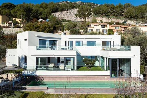 Onder architectuur gebouwde villa met adembenemend uitzicht op zee!