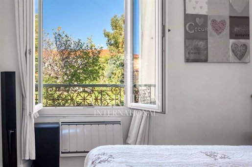 Bourgeois apartment with beautiful views in quiet street