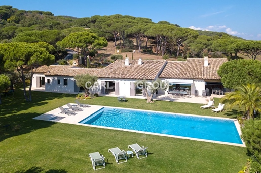 Elegante Villa Provençale de plain-pied avec vue campagne et aperçu mer