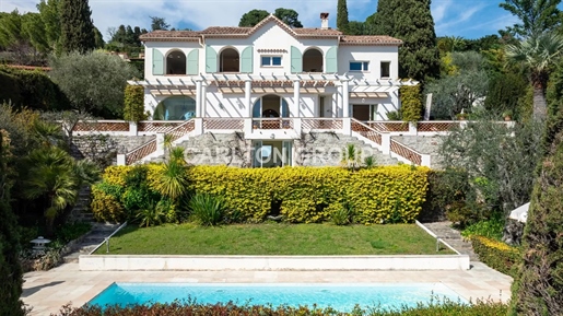 Prachtige Provençaalse villa met uitzicht op zee in de buurt van het oude dorp Mougins.