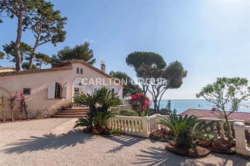A Romantic 5-Bedroom Villa Overlooking The Sea In The Heart Of The Cap d'Antibes