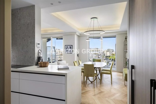 Croisette Palm Beach - Superb renovated 4-room flat with sea view