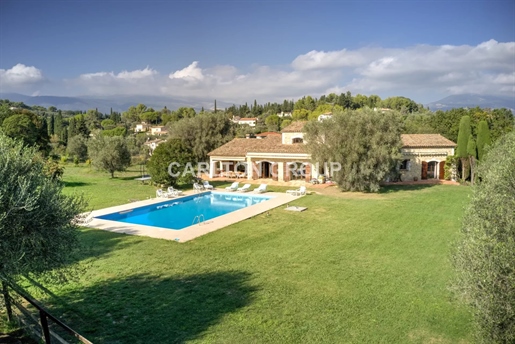 Valbonne - Spacious stone villa on 1.8 hectares of flat land within walking distance to the village