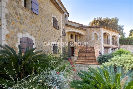 Valbonne - Spacious stone villa on 1.8 hectares of flat land within walking distance to the village