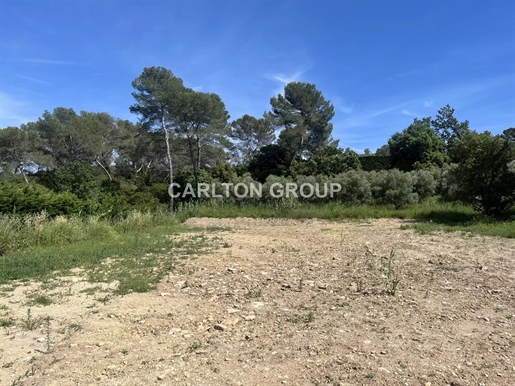 Terrain constructible avec permis dans un domaine fermé à Mougins