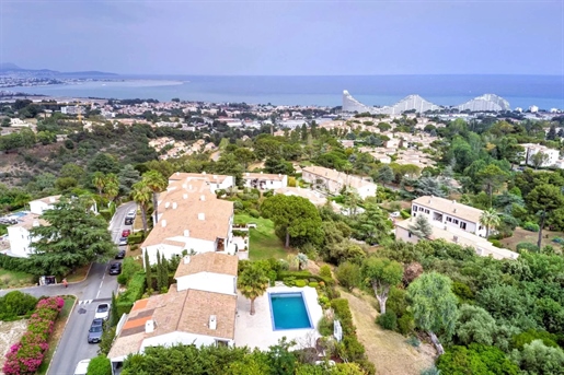 Luxurious villa in a prestigious estate