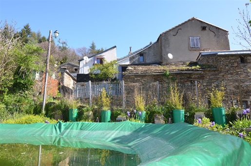 Dubbel huis stenen woning met terras en tuin met zwembad in Castans