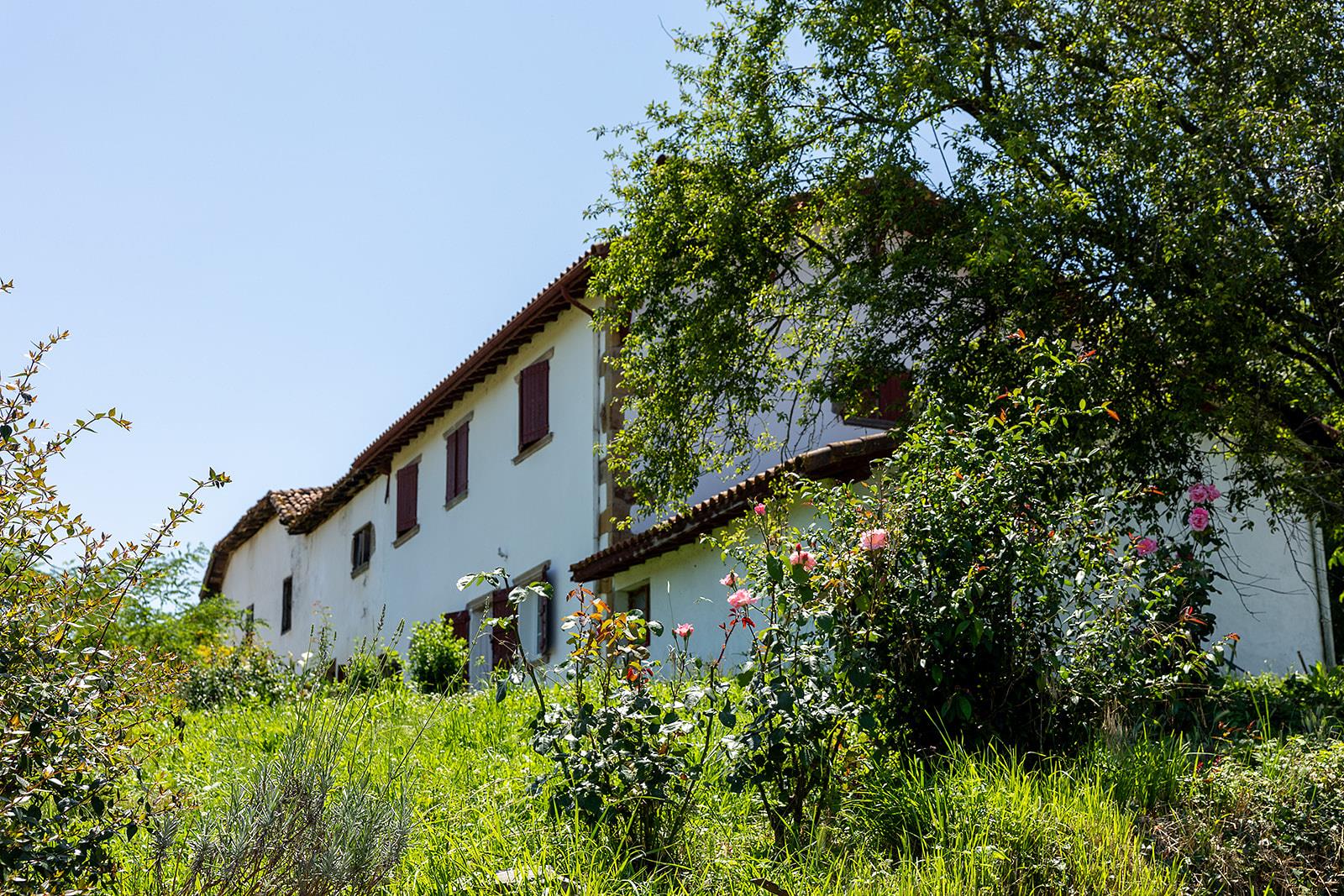House 'Ondatzia' A family with high potential 2 apartments that can be joined, garden and quiet at 
