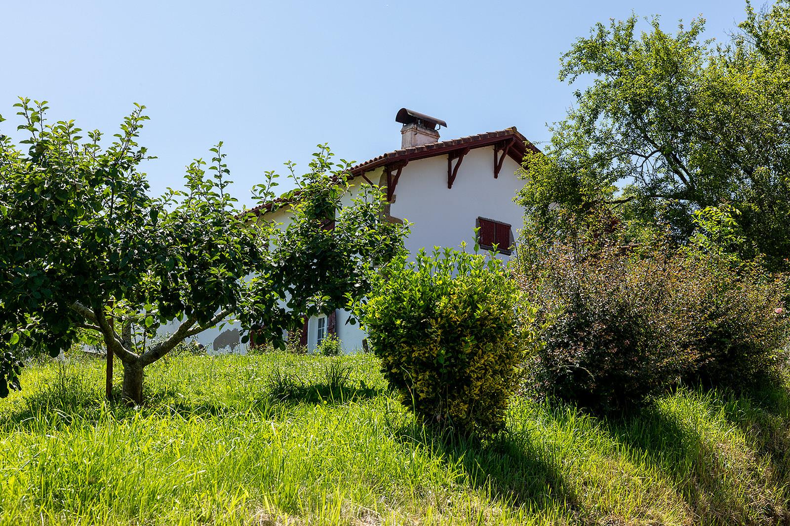 House 'Ondatzia' A family with high potential 2 apartments that can be joined, garden and quiet at 